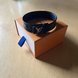 Louis vuitton armband - 8/10 skick. Smått använt bara. Kvitto box etc finns! Köpt på louis vuitton birger jarls gatan. Nypris 2600. 
