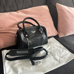 SUNNY BAG - Sunny Bag XS Studs i väldigt fint skick. Inga skador, bara försiktigt använd. Köpt för 3000 kr här på Plick (nypris ca 4700 kr). Dustbag ingår!. Onlinekvitto medföljer😊😊💕💕