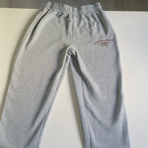 Grå mjukisbyxor M - Grå mjukisbyxor från Fresral med storlek M endast testat, säljer pga att den inte kommer till användning.