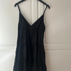 Svart klänning  - Svart kort kläning från zara