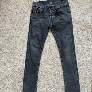 Dondup George 29 jeans - Snygga grå skinny jeans från dondup i modellen George med slitna detaljer på fickorna och klassisk femficksdesign. Jeansen har knappgylf och är tillverkade i stretchigt denim för en tight passform. Storlek 29 , riktigt sköna jeans