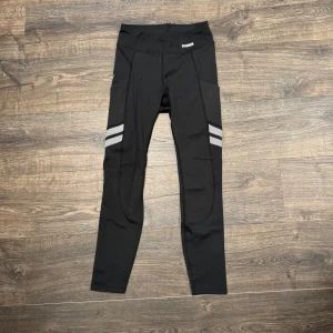 Svarta stronger tights med fickor - Svarta tights från Stronger som har fickor! Storlek S