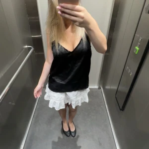 Svart satin linne - Fint satin linne, passar XS/S💖