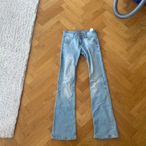 Ljusblå bootcut jeans från Bershka - Säljer ett par ljusblå jeans från Bershka med bootcut-modell och låg midja. De är i storlek 36 men skulle påstå att de är mer som 34