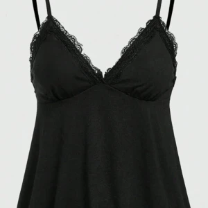 Svart linnetopp med spetsdetaljer - Svart linnetopp med tunna axelband och v-ringad halsringning. Toppen har fina spetsdetaljer längs både urringning och nederkant . Modellen är lätt utsvängd och sitter bekvämt. Perfekt att styla med jeans eller kjol.