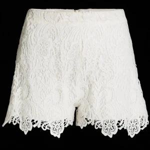 Vita spets-shorts - Otroligt fina spets shorts feån lindex!! High waist/ mid waist🩵 snygga även att vika ner till low waist 