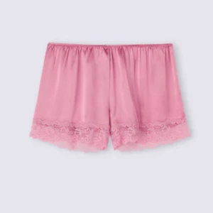 Rosa silkes-shorts med spetskant - Superfina rosa shorts från Intimissimi i glansigt silke med bred spetskant längst ner. De har en loose passform och elastisk midja för extra komfort. Perfekta för sommarkvällar eller när du vill känna dig extra lyxig hemma. Nypris 479.