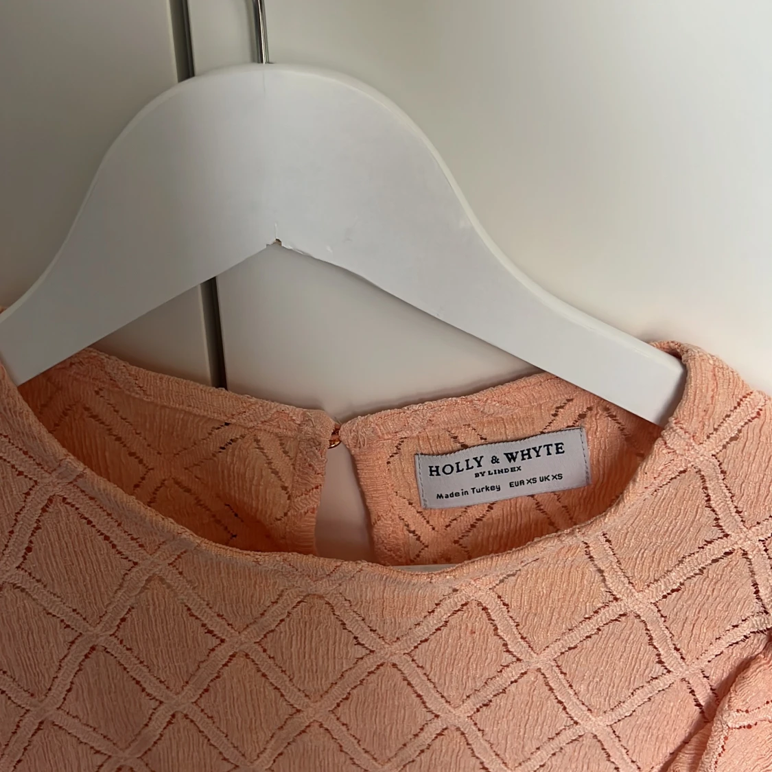 Persikofärgad blus från Holly & Whyte - 1