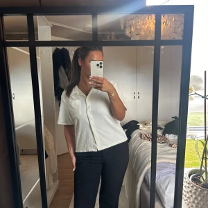 Vit skjorta - Knappt använd skjorta, perfekt till ett par jeansshorts i sommar!