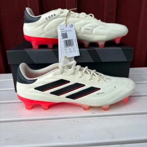 Adidas copa fotbollsskor  - Säljer dessa adidas copa fotbollsskor i 44. Skorna är helt nya med box. 