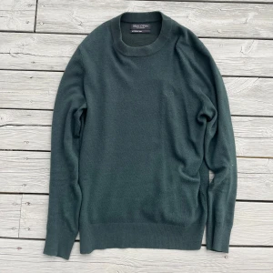 Mörkgrön tröja från Marc O'Polo  - Säljer en skön långtröja från Marc O’polo i storlek L men sitter mer som en M. Skriv vid funderingar!