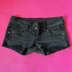 Svarta lågmidjade jeansshorts - Väldigt lågmidjade jeansshorts köpta second hand men som tyvärr var för små för mig. Storlek w26, midjemått ca 36 cm. 