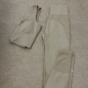 Beige sport topp och thights från lager 157 - Säljer en beige topp och thights från lager 157 med bred resår och sportig look.  Perfekt för träning eller chill dagar.
