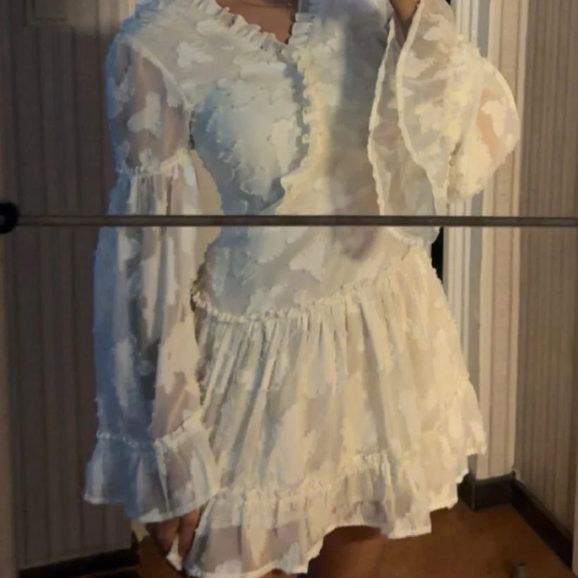 Vit kortklänning med volangärmar - 2