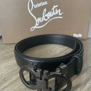 Ferragamo bälte - Ett tvär fett ferragamo bälte🤩125cm men går kortas ner, video förklaring kan skickas privat på snap om man undrar😤Bältet har ett automatiskt spänne vilket betyder att bältet inte har hål och man drar bara på bältet🙌 Frågor kp