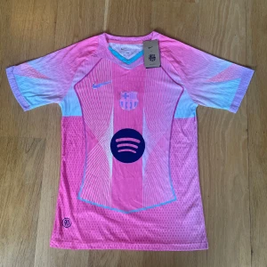 Rosa Barcelona tröja - Snygg & trendig Rosa Barcelona Tröja i storlek M men passar även S, Spelar-material och oanvänd med tags kvar