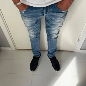 Dondup jeans george - Tja! Säljer nu ett par sköna dondup jeans! Jeansen är i fint skick med orginal slitningar och en fin tvätt! Skriv vid frågor eller bilder!
