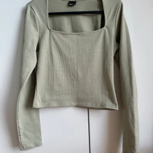Crop top  - Långärmad ribbad crop top 