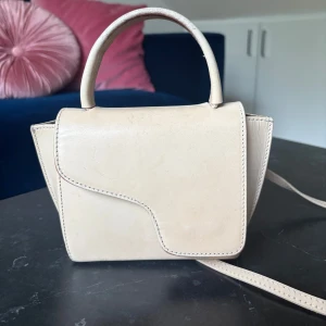 ATP väska - Så fin väska från ATP atelier. I bra skick med lite ”smuts” på framsidan.💞 har dust bag och äkthets bevis!🙌🏼🙌🏼 skriv för frågor, nypris: 3600kr