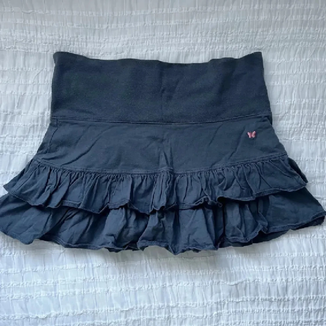 Mörkgrå volangkjol med fjäril - 1