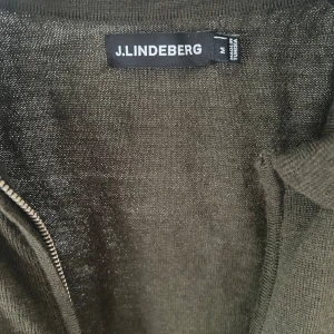 J Lindeberg merino zip cardigan  - Tja! Säljer nu min sprillans nya J.Lindeberg tröja. Den är köpt i J.Lindeberg butiken och har aldrig kommit till användning. Nypris är 1800kr. Mitt pris 500kr. Tröjan är gjord i 100% merinoull och otroligt skön att bära. Allt gott, Noah