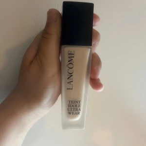 Lancôme Teint Idole Ultra Wear 205C - Lancôme Teint Idole Ultra Wear foundation i nyansen 205C. Kommer i en stilren frostad glasflaska med svart lock. Ger naturlig täckning och har SPF 35. Flytande formula använd några enstaka gånger då. Säljer då jag har mycket smink och vill bli av med det jag inte använder. 