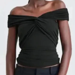 Svart offshoulder topp str S - Snygg svart offshoulder topp str S med en twistdetalj framtill. Toppen har en tight passform och är perfekt för en stilren look. ( ny annons gratis frakt❣️)