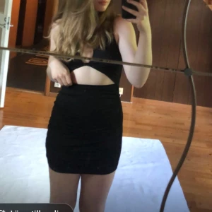 Svart kortklänning - Säljer en svart kortklänning med cut out-i mitten vid midjan och knyt framtill. jätte gullig