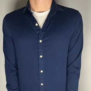 Ralph lauren skjorta - En riktig snygg och trendig Ralph lauren skjorta i fint skick, storlek S, slimfit, vid frågor är det bara att skriva // Gramenti 