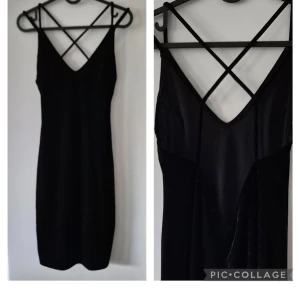 Svart tight klänning med öppen rygg - Snygg svart tight klänning med smala axelband och öppen rygg med korsade band. Klänningen har en enkel, stilren design och är perfekt för dig som gillar minimalistisk stil. Djup v-ringning fram och slät, mjuk yta.