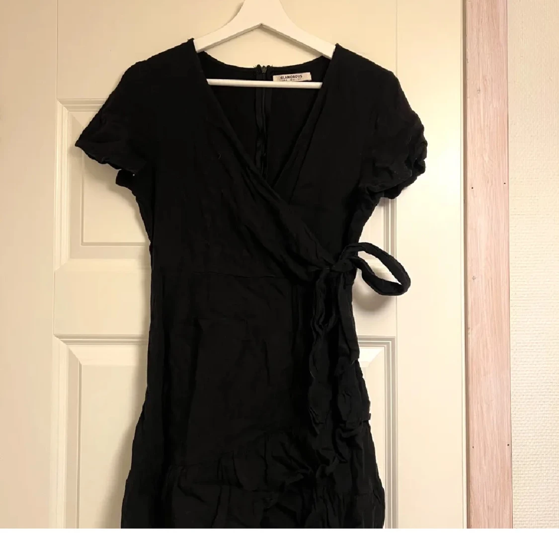 Svart omlottklänning Glamorous - 1