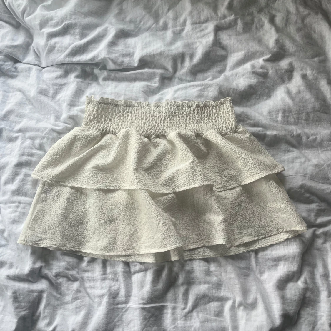 Vit volangkjol med smock