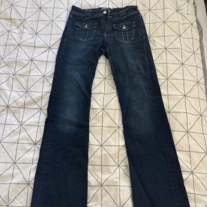 Mörkblå bootcut jeans med fickdetaljer - Jeans från Gina Young, ganska oanvända, stretchigt material, storlek 170 men passar mig med 2,36! 🥰 