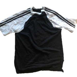 Adidas tröja - En jätte fin adidas tröja med sträck på sidan av armarna, på ena studsen har tröjan gått sönder lite men inget som syns på!