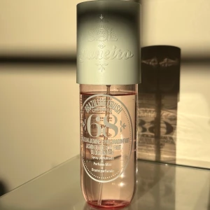 Sol De Janeiro Cheirosa 68 - Säljer denna näst intill oanvända body mist från Sol De Janerio, denna är 240ml. Doft av jasmin, drakfrukt, hibiskus, vanilj och mysk💕 