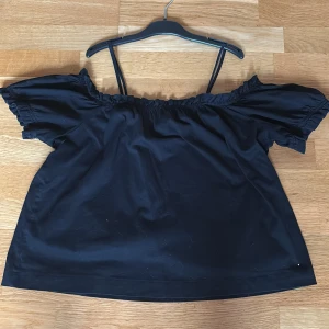  Offshoulder topp  - Svart offshoulder topp från H&M med korta puffärmar och resår vid axlarna. Toppen har en luftig passform och tunna axelband för extra support. Köpare står för frakt:))