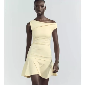 söker! Gul ZARA klänning  - söker!!!! kontakta om ni vill sälja!!! söker i storlek xs! 💕