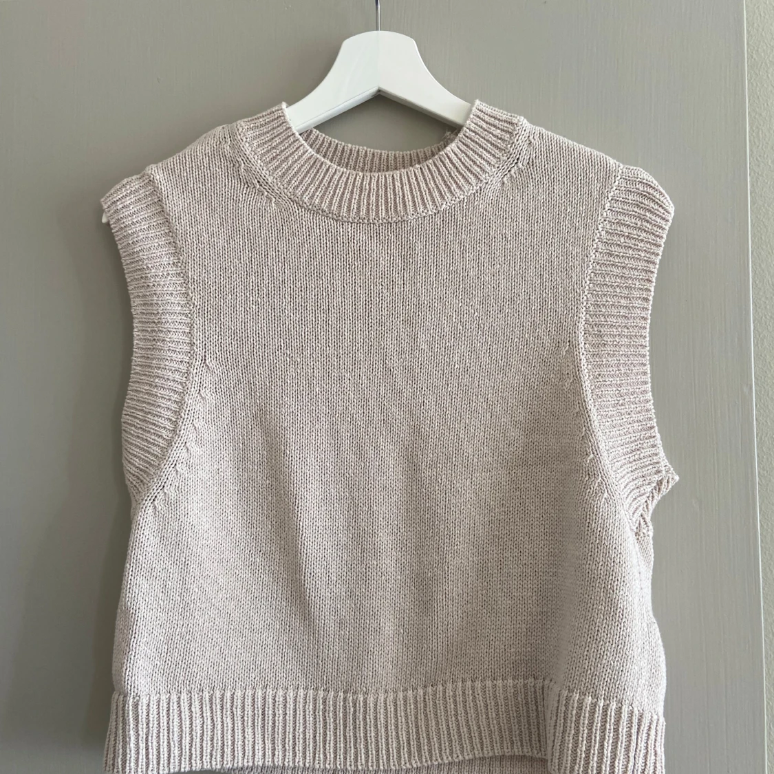 Beige stickad väst från HM, storlek M