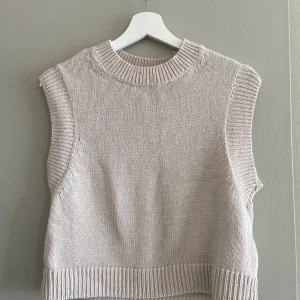 Beige stickad väst från HM, storlek M - Beige stickad väst från HM, storlek M. Inga anmärkningar 