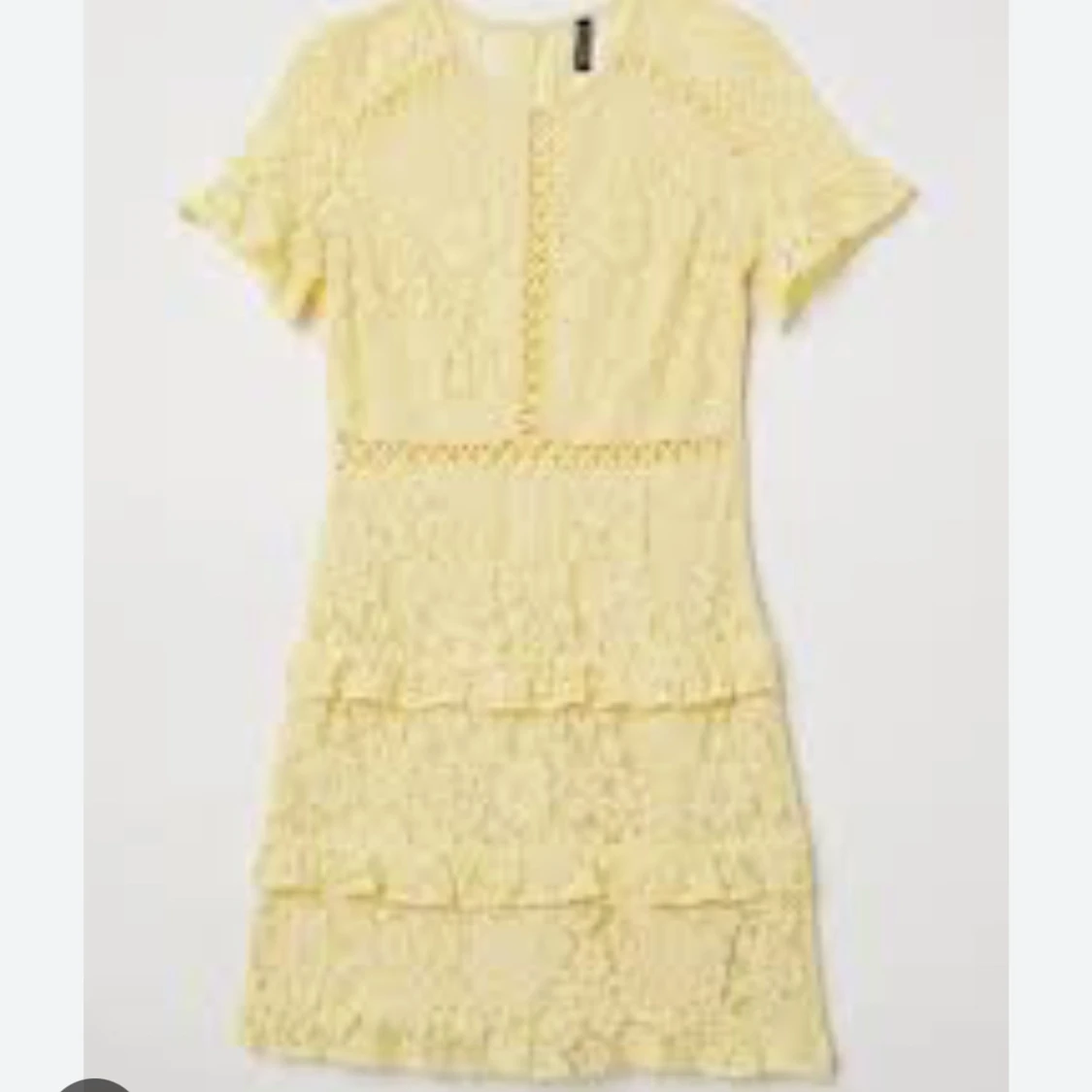 Gul spetsklänning med volang