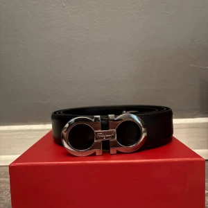 Ferragamo bälte - Helt nytt bälte. Inte använd en enda gång. Helt problemfri. 