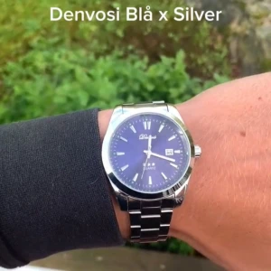 Denvosi blå och silver klocka - Stilren klocka från Denvosi med blå urtavla och silverfärgat armband i metall. Klassisk rund form, tydliga index och datumvisning. Perfekt accessoar för dig som vill ha en snygg och tidlös look.