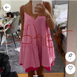 Cos klänning  - Söker den här klänningen från Cos💓skriv gärna om ni har en och vill sälja, vilken storlek som helst 