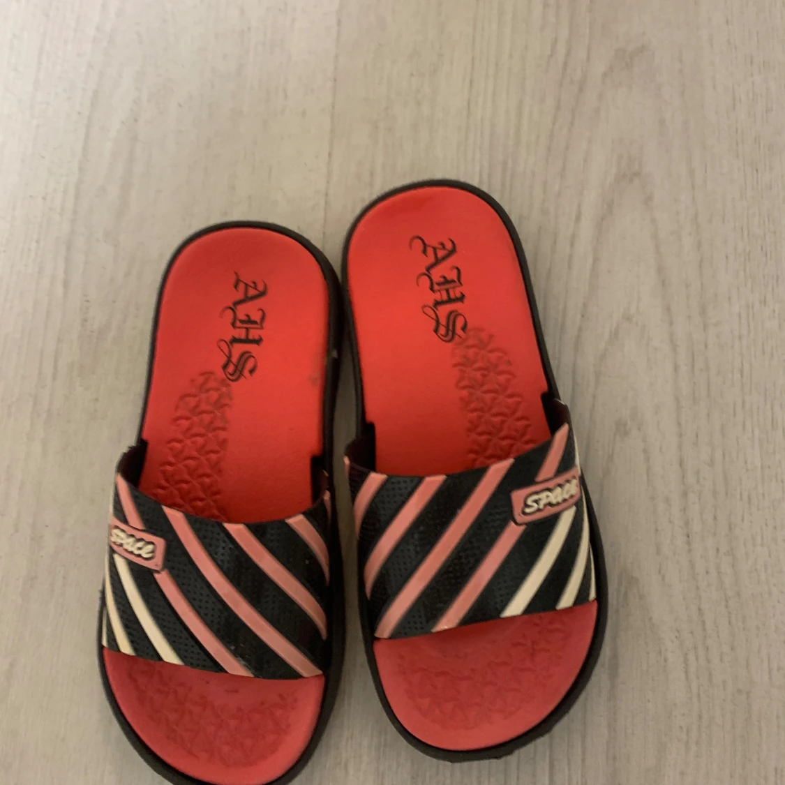 Randiga slides från Space i rött och svart