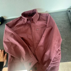 Uniqlo jakke size small - This jacket is perfect for summer