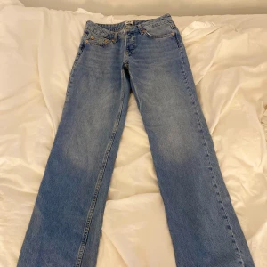 Blå raka jeans från 157, stl S - Klassiska blå jeans från 157 i modellen ICON. Jeansen har rak passform, låg midja och fem fickor. Tillverkade i jeansmaterial med snygga kontrastsömmar. De är raka i benen.  Perfekta för en avslappnad och tidlös look. De är endast använda två gånger. Priset kan diskuteras!