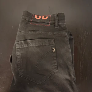 Dondup George Jeans ⚡️ - Säljer dessa sjukt feta dondup George jeansen ⚡️| W28, 100cm | Skick 9,8/10 Inga tecken på användning 🫡 | Fraktas samma dag som köp (beroende på tid) Nypris : 3500, naturligtvis är varan autentisk!⚡️