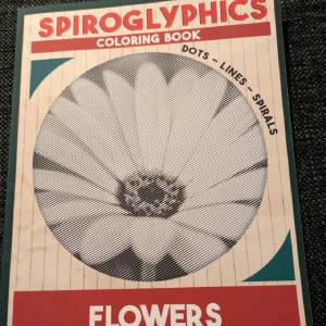 Spiroglyphics Coloring Book: Flowers - Upptäck en unik målarbok fylld med blommor skapade av prickar, linjer och spiraler! Perfekt för dig som gillar kreativ avkoppling och vill testa något annorlunda. Skapa coola blomsterbilder och låt fantasin flöda – perfekt för unga och unga vuxna.
