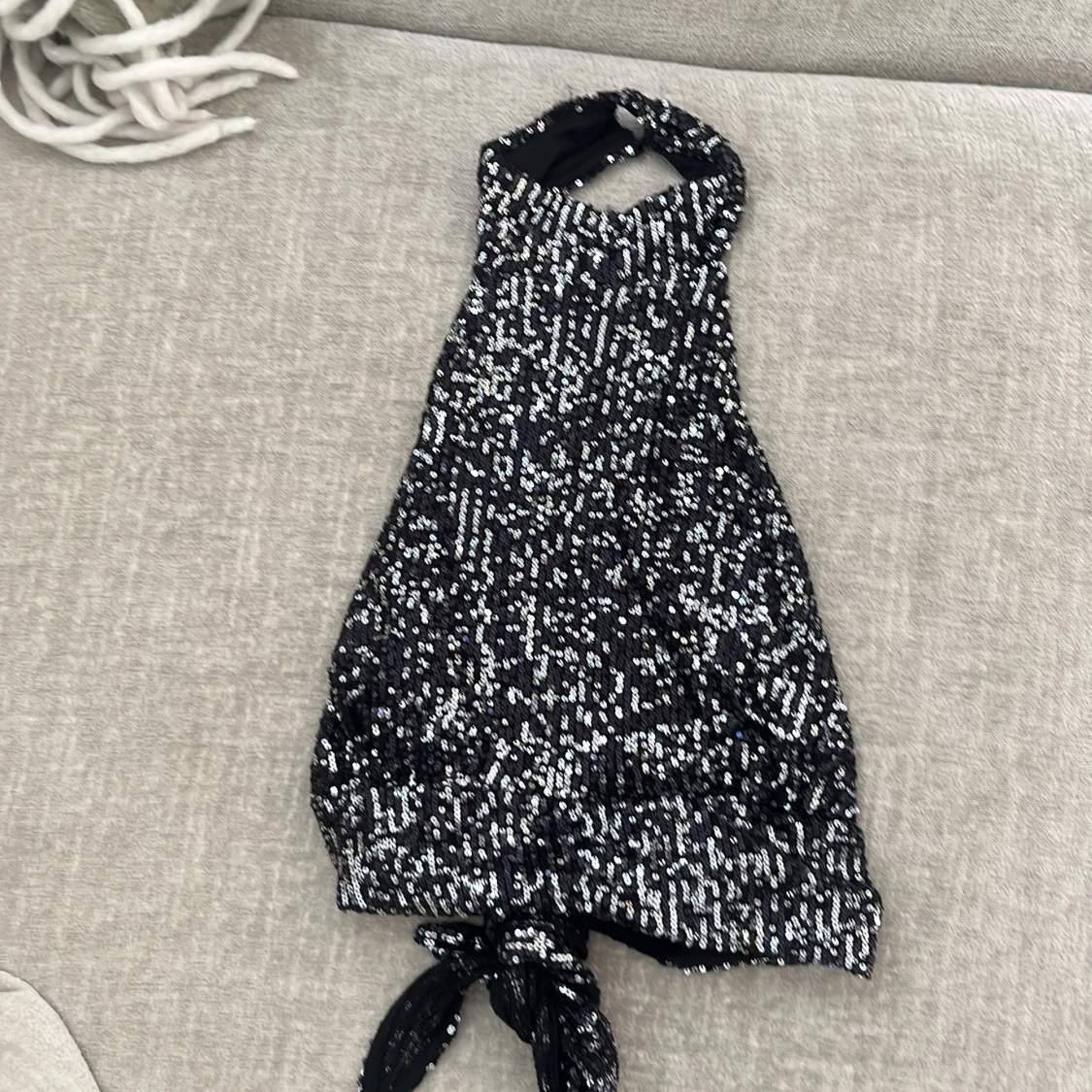 Glittrig svart halterneck topp Gina Tricot