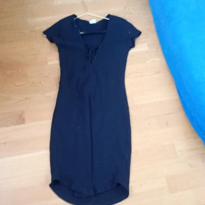 En svart kläning - Den är bra för sommaren eller en speciel tradition.Jätte fin. Den är inte för lång men inte för kort.storleken är S den är från gina tricot.😄